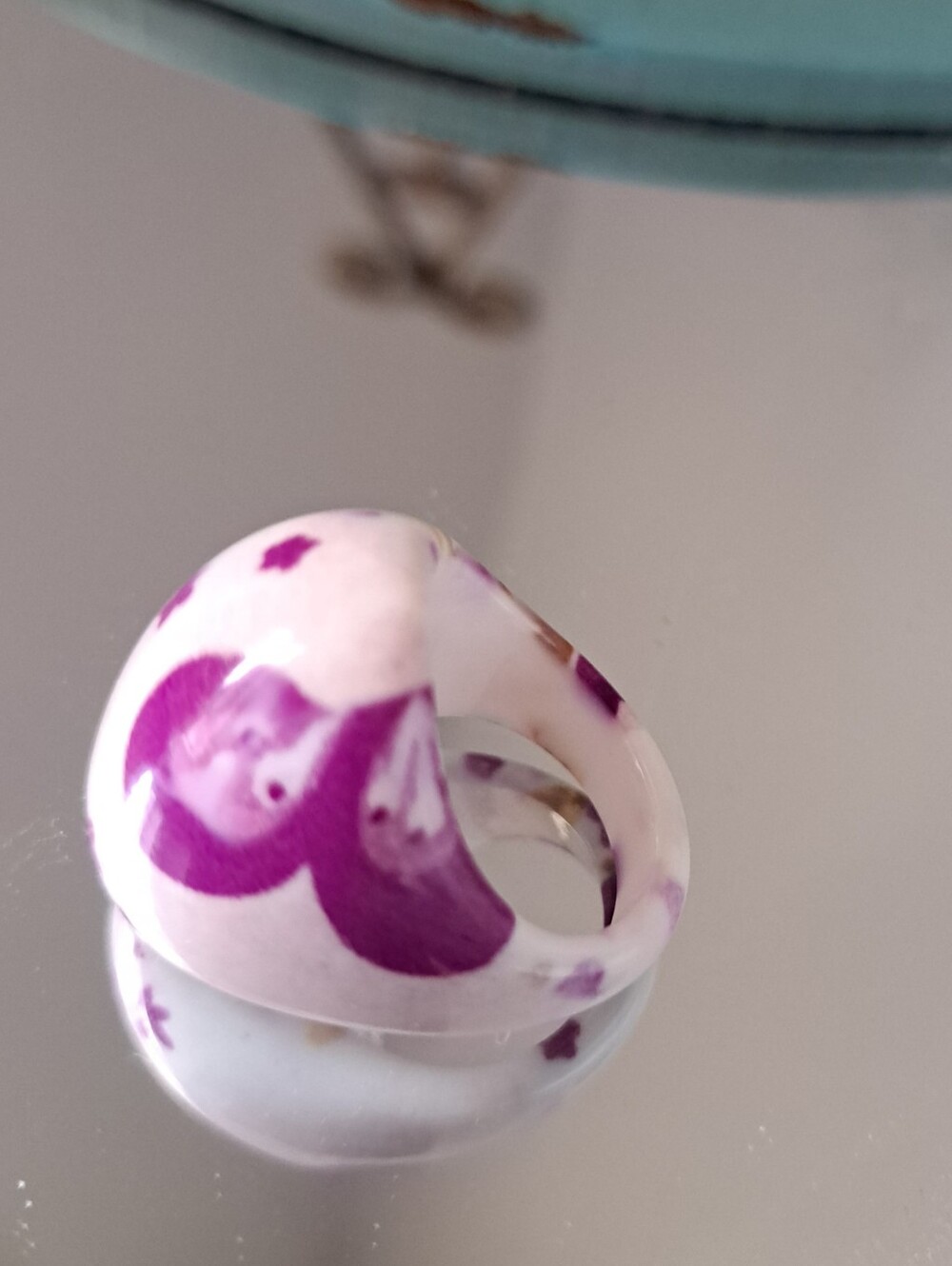 VTG acrylic BUBBLE ring painted purple floral stars on white retro MOD shabby 7